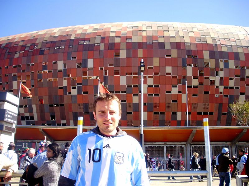 PC050828.JPG - Poslední zápas, který jsme sledovali na živo, byl Argentina - Jižní Korea. Na letišti, kde jsme vraceli auto, jsme potkali dva naše dobré známě Jihokorejce a poker hráče Johna a Chrise. Chris nás cestou na stadion opět pobavil, když si dělal legraci z místních taxikářů a hráčů Severní Koreje.