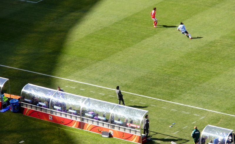 PC050848.JPG - I přes to, že za Argentinu hraje nejlepší hráč světa Lionel Messi, největší ovace a obdiv nejen Argentinců sklízel Diego Maradona. Největší aplaus zazněl, když si patičkou zpracoval míč letící do zámezí. Celý zápas stál tak, jak je vyfoceno. Maximálně zulíbal střídající hráče.