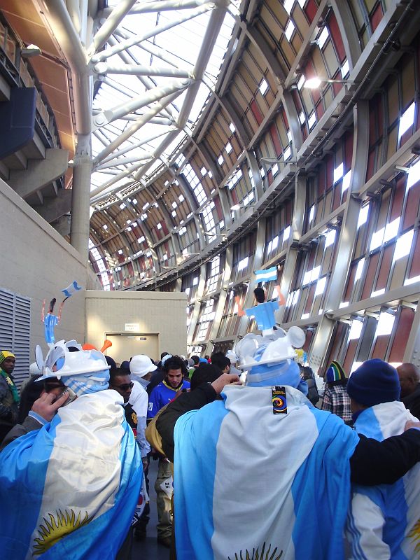 PC050854.JPG - Odcházíme ze stadionu a Argentinci sdělují zážitky ze zápasu.