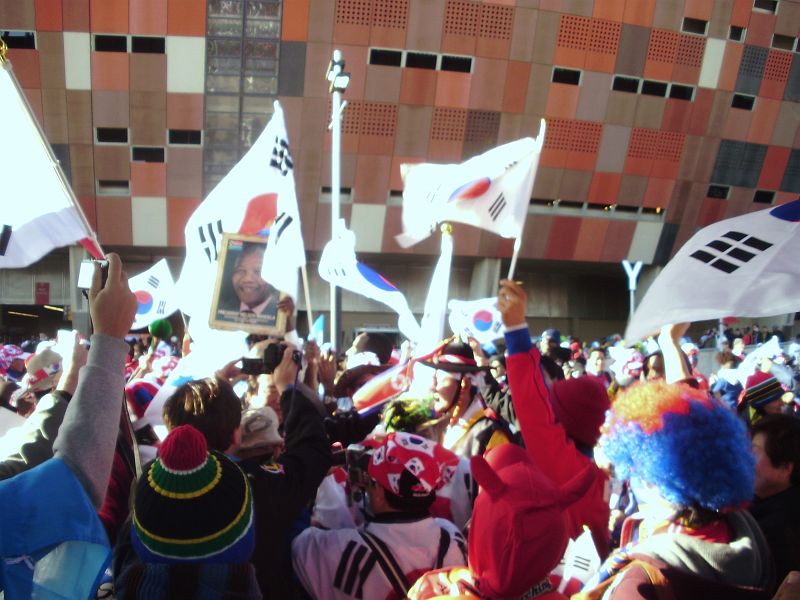 PC050860.JPG - Korejci se i přes prohru veselí, my jsem si alespoň užili jejich muziku.