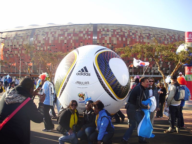 PC050866.JPG - Všemi proklínaný míč Jabulani.