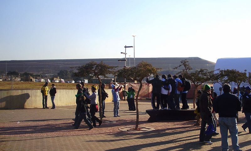 PC050867.JPG - Johannesburg bylo a je hornické město. Těží se zde hlavně zlato. Důkazem toho byla navážka hned v sousedství stadionu.