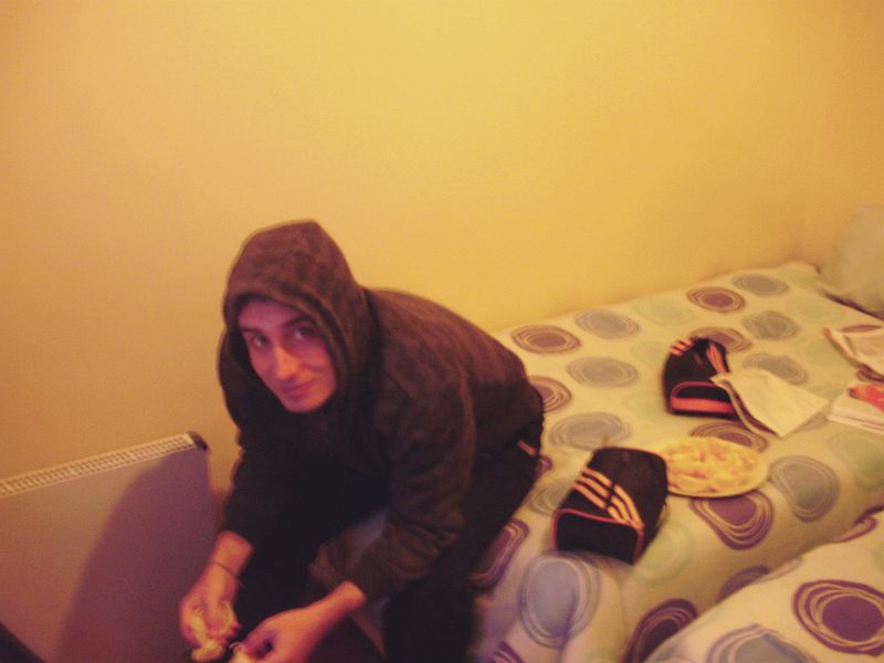 PC050868.JPG - Jedinou vadou byla teplota. Jo'burg je 1700 metrů nad mořem, navíc tento rok byla prý nejstudenější zima za posledních deset let. Zateplení budov stejně jako centrální vytápění neexistuje. Okna jsou jednotabulková a o těsnění si mohou nechat jen zdát. Tudíž když v noci bylo venku -2°C my jsme, i přes malý radiátor. který jel na plné kule, měli v pokoji tak 5°C. Proto největší dotazy Patricka směřovali na vytápění v Evropě, čím topíme a jak dostaneme plyn do domů.