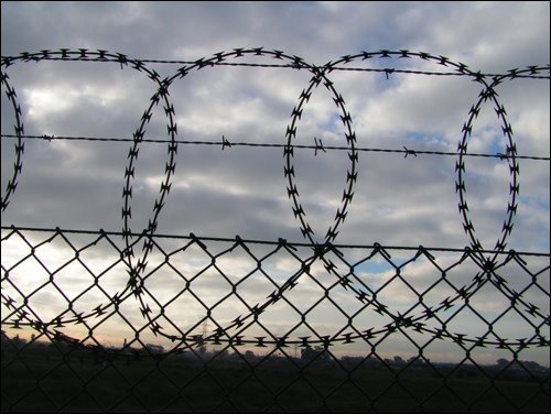 PICT0054.jpg - Ačkoliv bylo ubytování v "klidné" čtvrti. Byl každý dům (ostatně jako téměř v celé JAR) obehnán ostnatým drátem, ten byl pro jistotu ještě pod proudem a vše by ještě měla hlídat bezpečnostní agentura. Protože byla irská hospoda jen 500 metrů vzdálená a navíc se půl cesty šlo přes hlídané parkoviště SPARu. Rozhodli jsme se vyrazit tam pěšky. Přes den nám to nedělalo žádné potíže. Hospoda byla obsazená výhradně bílými klienty. Všichni pili pivko jak o život a všichni přijeli a i odjeli opilí autem. Obsluhoval zde výborný číšník, který se vždy zastavil u nějakého stolu, nepustil nikoho ke slovu, zdržel se tam minimálně půlhodinu a pak když přešel k dalšímu stolu, se omlouval, že ho u vedlejšího stolu nepustili. Nejprve nás zval na nějakou místní diskotéku, pak nás poslal na špatný stadion (místo na fotbalový na kriketový) a vše zakončil tím, že se ptal, kde tady v Nelspruitu pracujeme. Nemohl uvěřit, že nejsme Jihoafričani. Cesta zpět byla i přes několik vypitých piv poměrně adrenalinová, holt strach má velké oči. Ale nic se nám nestalo, po ulici jsme šli sami.