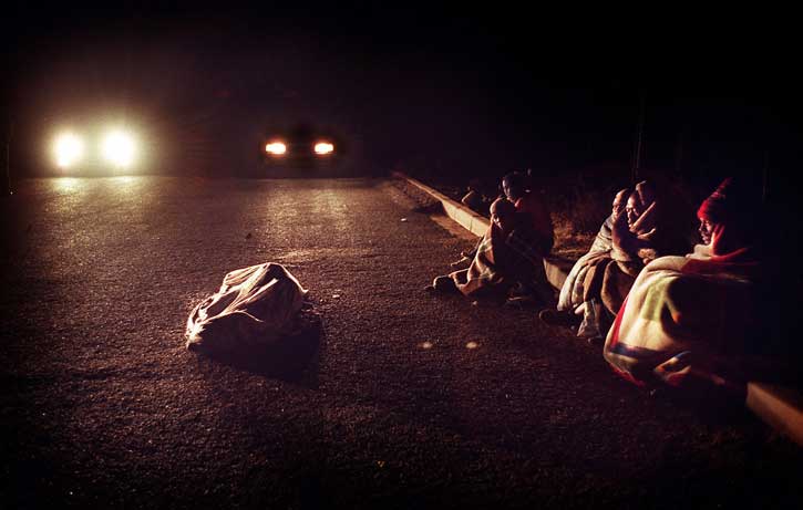 noc_jar.jpg - Díky častým a dlouhým občerstvovacím přestávkám, chybě navigace a zvláště pak časnému stmívání jsme nejhorší část, už mimo dálnici, jeli ve tmě. Zde hlavně mě opustila optimistická nálada. Veřejné osvětlení zde neexistovalo, lidí kolem silnic spousta a park, kde jsme měli zarezervováno ubytování, byl již zavřený. Velkou zkouškou odvahy bylo čerpání benzínu v zapadlé pumpě, kdy i obsluha nás prosila, abychom raději nevystupovali.