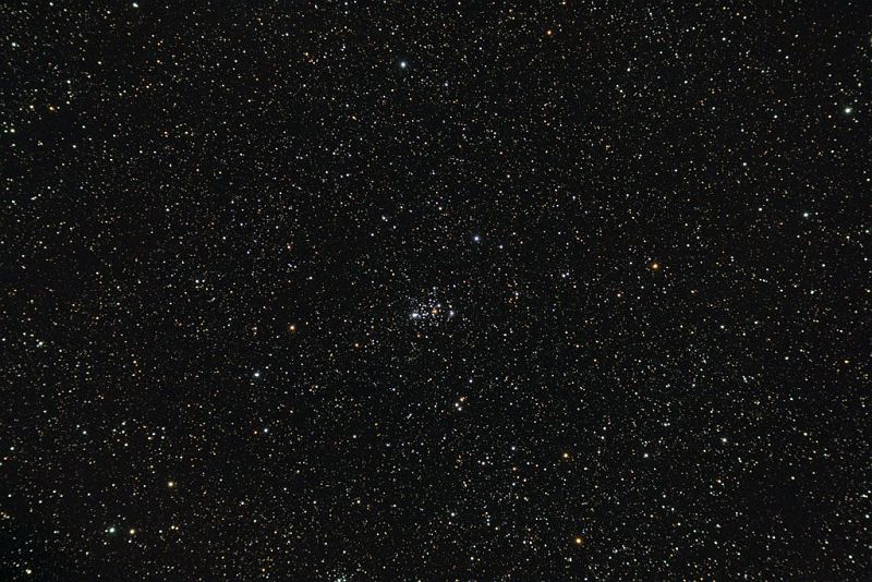 nocni_obloha.jpg - Při cestě do restaurace byla v kempu totální tma. Zde opravdu světelný smog neřeší. Pohled na oblohu byl úžasný, tolik hvězd jsem v životě neviděl. Bylo znát, že nejbližší město bylo vzdáleno 300 km a v něm (jako v celé JAR) pouličních lamp jistě moc není.