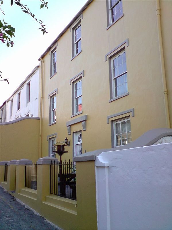 port_elizabeth.jpg - Bydleli jsme ve velmi příjemném hostýlku. Naštěstí zde nebylo úplně plno. Auto jsme mohli zaparkovat v garáži, nejdřív jsme ji teda museli vyklidit. Garáž totiž nepoužívali k parkování , ale k nakládání věcí do auta, před domem hrozilo přepadení. Místo bylo opět klidné, jako již tradičně nedaleko univerzity. Spolubydlící byli mnoha národností - Australané, Američané, Francouzi, Korejci aj.