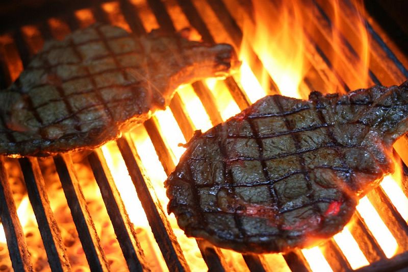 steak.jpg - Zde bych se rád zastavil u jídla. Národní jídlo JAR je hovězí steak. V hospodě obrovský kus masa stojí pod sto korun, v supermarketu si člověk koupil flákotu hovězího za 50 Kč. Tudíž jsme celý výlet jedli jen steaky. Škoda že s námi nebyl Michal, mohli jsme si je dělat sami, neboť gril byl součástí téměř každého ubytování.