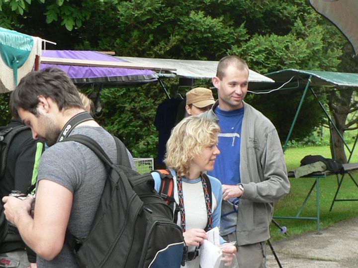 krkonose0001.jpg - Poslední fotku, zde si jen vybavuji, jak mě štval Honza svým optimismem. Já na pokraji vysílení a on si tam běhal k cedulím, fotil a kdo ví co ještě. Zde jsem si potvrdil, že optimisti by se měli střílet :-))). Ale teď vím, že mu to nemůžu zazlívat, holt je trénovanej. A i já jsem si tuto sportovní akci náramně užil.