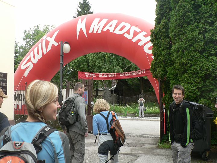 krkonose0002.jpg - Poslední fotku, zde si jen vybavuji, jak mě štval Honza svým optimismem. Já na pokraji vysílení a on si tam běhal k cedulím, fotil a kdo ví co ještě. Zde jsem si potvrdil, že optimisti by se měli střílet :-))). Ale teď vím, že mu to nemůžu zazlívat, holt je trénovanej. A i já jsem si tuto sportovní akci náramně užil.