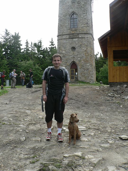 krkonose0006.jpg - Poslední fotku, zde si jen vybavuji, jak mě štval Honza svým optimismem. Já na pokraji vysílení a on si tam běhal k cedulím, fotil a kdo ví co ještě. Zde jsem si potvrdil, že optimisti by se měli střílet :-))). Ale teď vím, že mu to nemůžu zazlívat, holt je trénovanej. A i já jsem si tuto sportovní akci náramně užil.