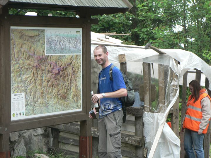 krkonose0007.jpg - Poslední fotku, zde si jen vybavuji, jak mě štval Honza svým optimismem. Já na pokraji vysílení a on si tam běhal k cedulím, fotil a kdo ví co ještě. Zde jsem si potvrdil, že optimisti by se měli střílet :-))). Ale teď vím, že mu to nemůžu zazlívat, holt je trénovanej. A i já jsem si tuto sportovní akci náramně užil.