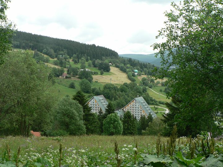 krkonose0008.jpg - Poslední fotku, zde si jen vybavuji, jak mě štval Honza svým optimismem. Já na pokraji vysílení a on si tam běhal k cedulím, fotil a kdo ví co ještě. Zde jsem si potvrdil, že optimisti by se měli střílet :-))). Ale teď vím, že mu to nemůžu zazlívat, holt je trénovanej. A i já jsem si tuto sportovní akci náramně užil.