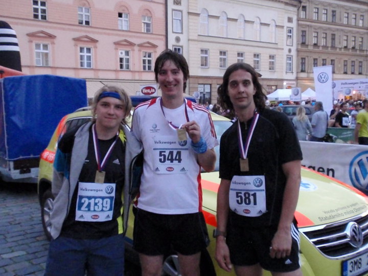 34008_1537324396401_1333608831_31437287_5551092_n.jpg - Cílová fotografie. Můžete hádat, kdo vypadá unaveněji. Vsazím na Dušana.