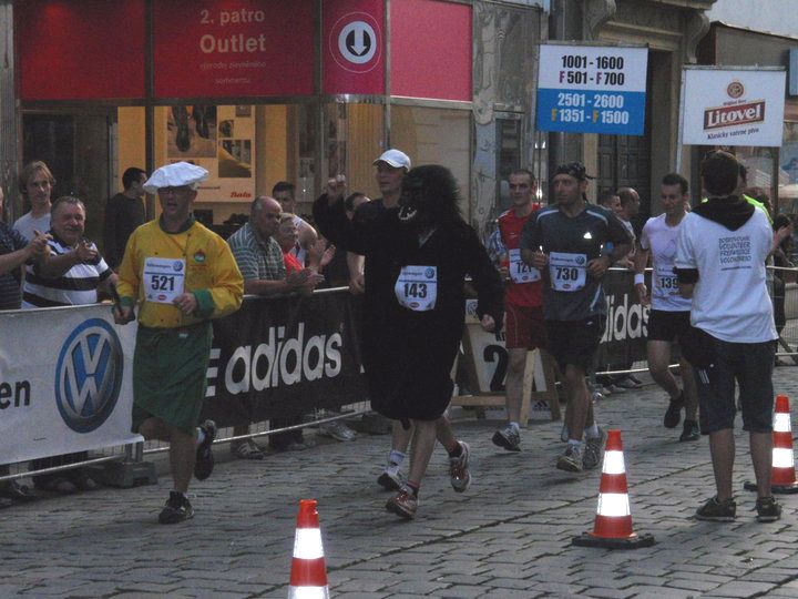 36196_1537323316374_1333608831_31437280_577951_n.jpg - I opice s kuchařem se závodu zúčastnili.