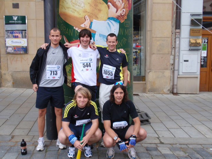 36234_1537321916339_1333608831_31437274_4248987_n.jpg - Startovní fotografie, aneb bylo nás pět a láhev.