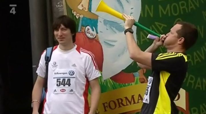 gazely_3.jpg - Televizní hvězdy: Kroci troubí na vuvuzelu a Radek se nesměle kouká do kamery.