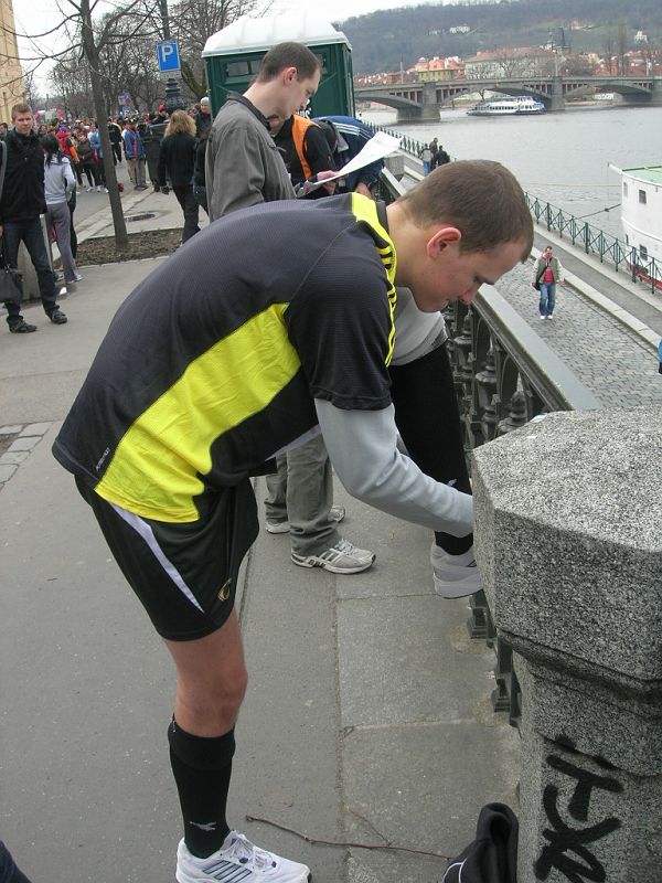 DSCN9298.JPG - Kaničky je nutno zavázat poctivě. Pokud by se při běhu rozvázaly, stálo by to několik cenných vteřin.