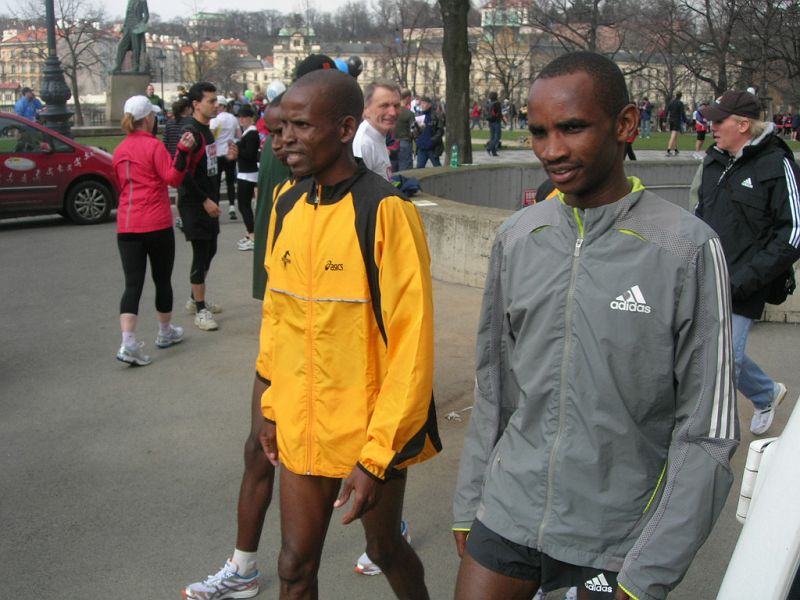 DSCN9317.JPG - Tak co, potrápí naši kluci tyhle houžvičky.