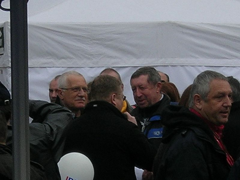DSCN9324.JPG - Náš pan prezident Václav Klaus bude opět zahájí závod a komentář celé akce zajistí matador ŠŠ - Štěpán Škorpil.