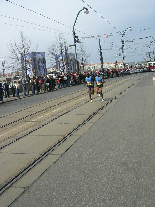 DSCN9348.JPG - A vedoucí závodníci pelotonu a už za hodinku dorazí i naše dvě Gazely.