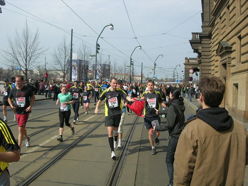 DSCN9351.JPG - Jarda, to je borec během závodu si i nakoupil a teď se chlubí Markétě, jak dobře pořídíl.