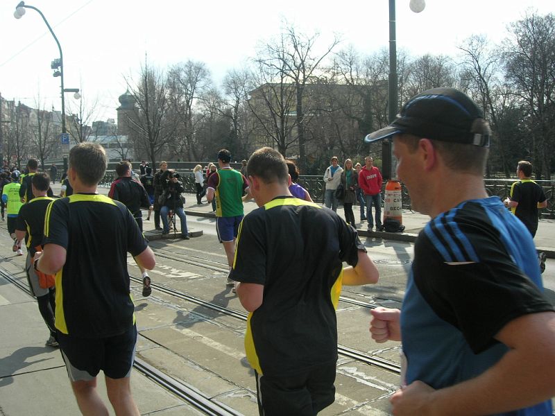 DSCN9352.JPG - Kroci nedovolí bráchovi vydechnout ani na chvíli.