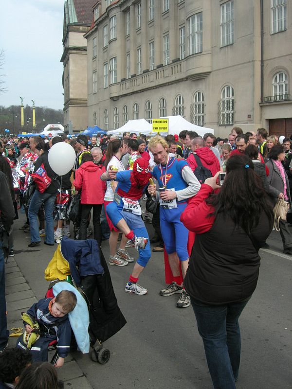DSCN9363.JPG - Superman a Spiderman se svými fanynkami. Jen nejmenší generaci, překvapivě, nijak nezajímají.