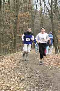 VKU06KA0979.jpg - Kroci na rovince předbíhá jednoho závodníka za druhým.