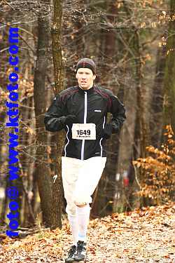 VKU07KA2100.jpg - Zde máme ročník 2007, přidal se k nám Pavel. Kroci změnil čelenku za čepici.