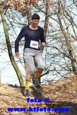 VKU08PH0773.jpg - Kroci opatrně, přece jen kotník se ještě kompletně neuzdravil.