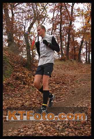 VKU09MB1538.jpg - Jarda s rukama ukázkově na prsou.