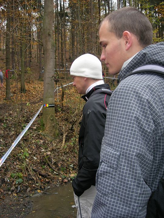 DSCN0812.JPG - Bratři Mocovi zjišťují kudy nejlépe přeběhnout říčku.