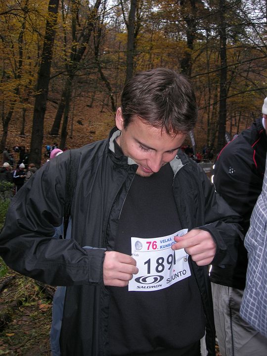 DSCN0822.JPG - Díky mojí vrozené šikovnosti mi připnutí čísla trvá trochu déle.