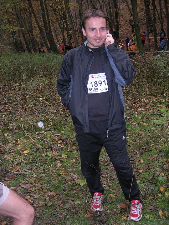 DSCN0831.JPG - Právě jsem obelháván ohledně výsledku zápasu našeho futsalového týmu a hlavně mi byly špatně náhlášeny pokuty, což mě jako pokladníka velmi trápí. Zde si ještě myslím, jak prozrazuje úsměv, že do kasy připluje 200 Kč.