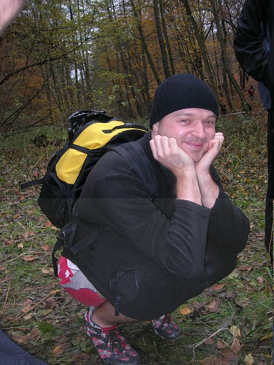 DSCN0834.JPG - Pavlík si opravdu přivezl do Prahy dobrou náladu a teď dává odpočinout nohám.